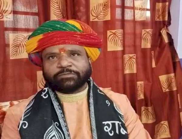 महात्मा गांधी पर टिप्पणी करने पर मामला दर्ज होते ही तरुण मोरारी ने माफी मांगी